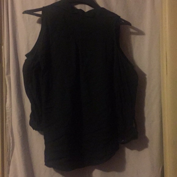 NY&C Medium Green Top, open shoulder👠👛👗 - Picture 5 of 9